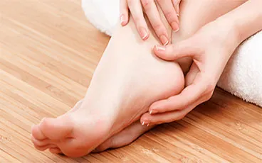 Topuk Dikeni Nedir? Belirtiler ve Çözümler